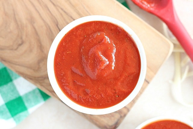 Healthy pizza sauce made without tomato paste