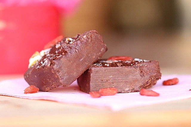 Low sugar chocolate fudge with coconut oil