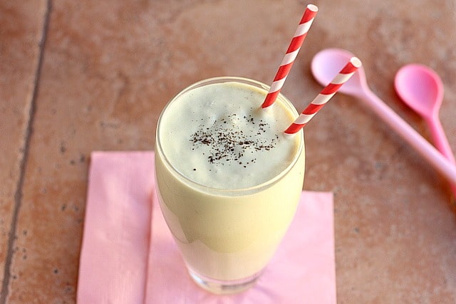 Vanilla smoothie with avocado and honey