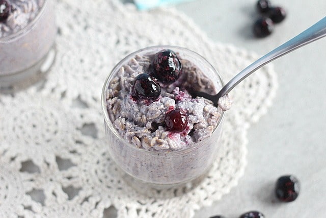 Cold oatmeal cereal with blueberries 