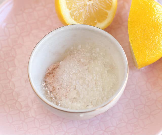 Fizzy face scrub made with baking soda and lemon juice