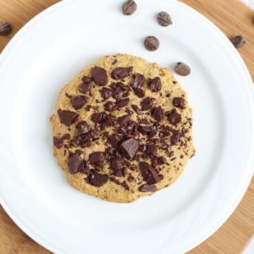 Sugar-free cookie for one on a plate